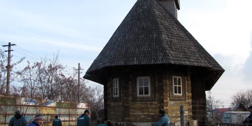 Biserica a fost mutată în poziţia corecta. 
