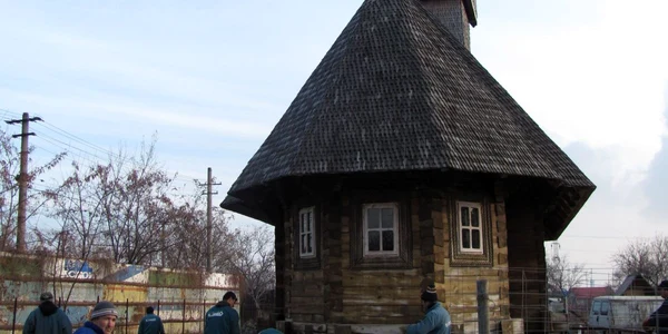 Biserica a fost mutată în poziţia corecta. 