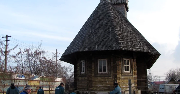 Biserica a fost mutată în poziţia corecta. 