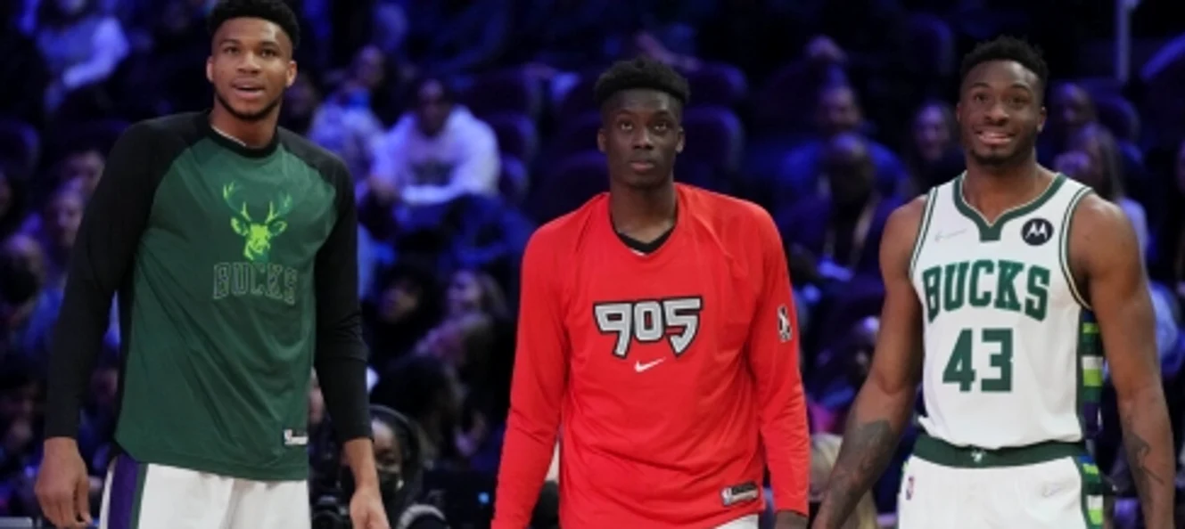 Giannis (stânga) și Thanasis îl încadrează pe Alex