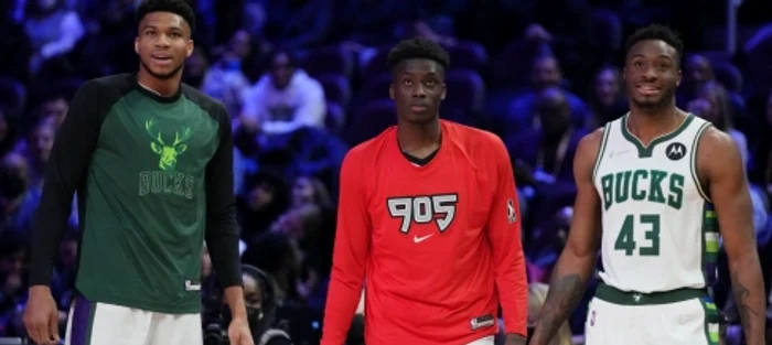Giannis (stânga) și Thanasis îl încadrează pe Alex