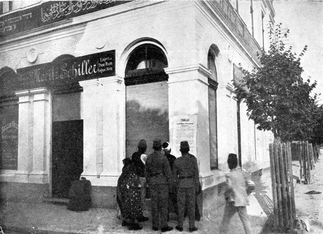 Locuitori din Sarajevo citesc un afiș cu proclamația de anexare a Bosniei, la 7 octombrie 1908. În acest loc, 6 ani mai târziu, Gavrilo Princip îl va asasina pe arhiducele Franz Ferdinand al Austriei, eveniment ce va conduce la declanșarea Primului R