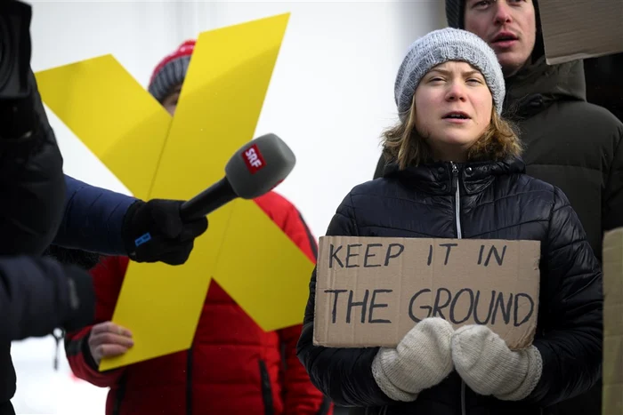 Greta Thunberg cu mesajul „Lăsaţi-l în pământ!” / FOTO: EPA-EFE