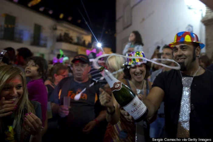 Povestea oraşului care marchează Anul Nou în luna lui gustar a devenit o adevărată atracţie pentru turiştii care vin an de an la Bérchules ca să ciocnească o cupă de şampanie şi să-şi ureze un an nou fericit. FOTO Huffington Post