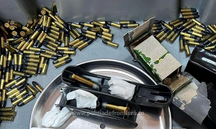 Cartușele au fost găsite ntr-un bagaj de cală. FOTO: Poliția de frontieră Cluj