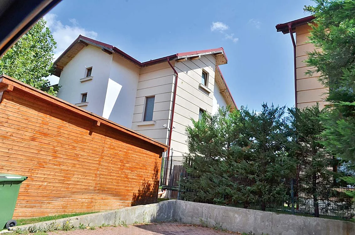 Casa în care locuiesc Andreea şi Tuncay