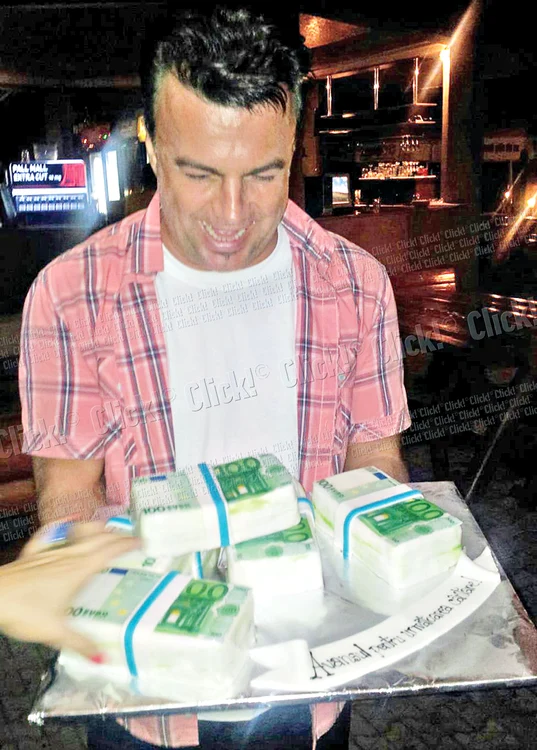 
    La împlinirea celor  45 de ani, solistul  a petrecut cu  prietenii, dar şi  pe la emisiuni tv (Foto: Arhivă personală)  