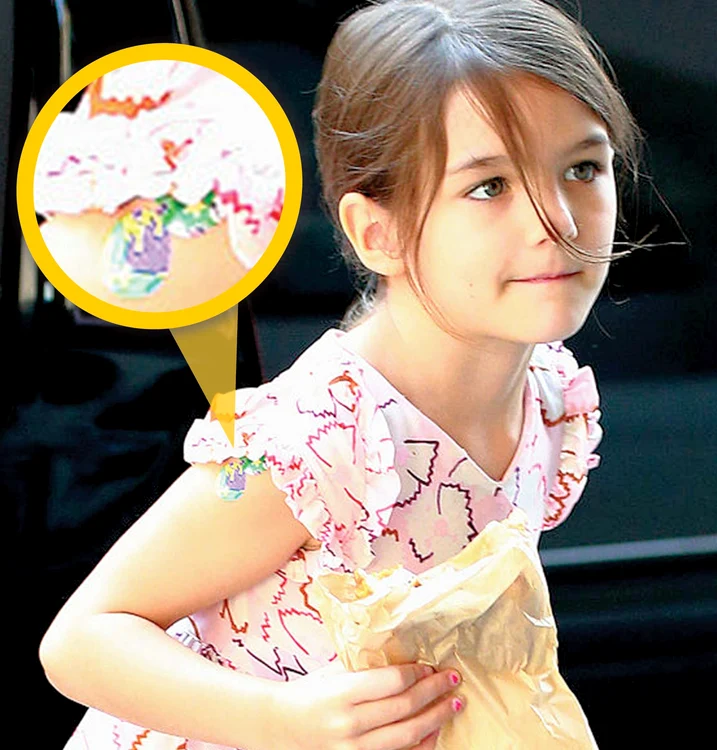 
    Suri are  tatuat  un fluture  
