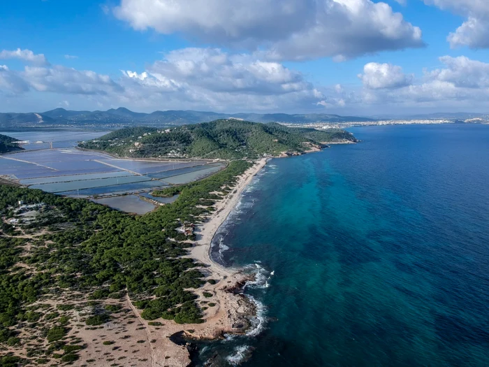 Plaja Es Cavallet (în imagine) este situată în apropiere de oraşul Ibiza FOTO Shutterstock