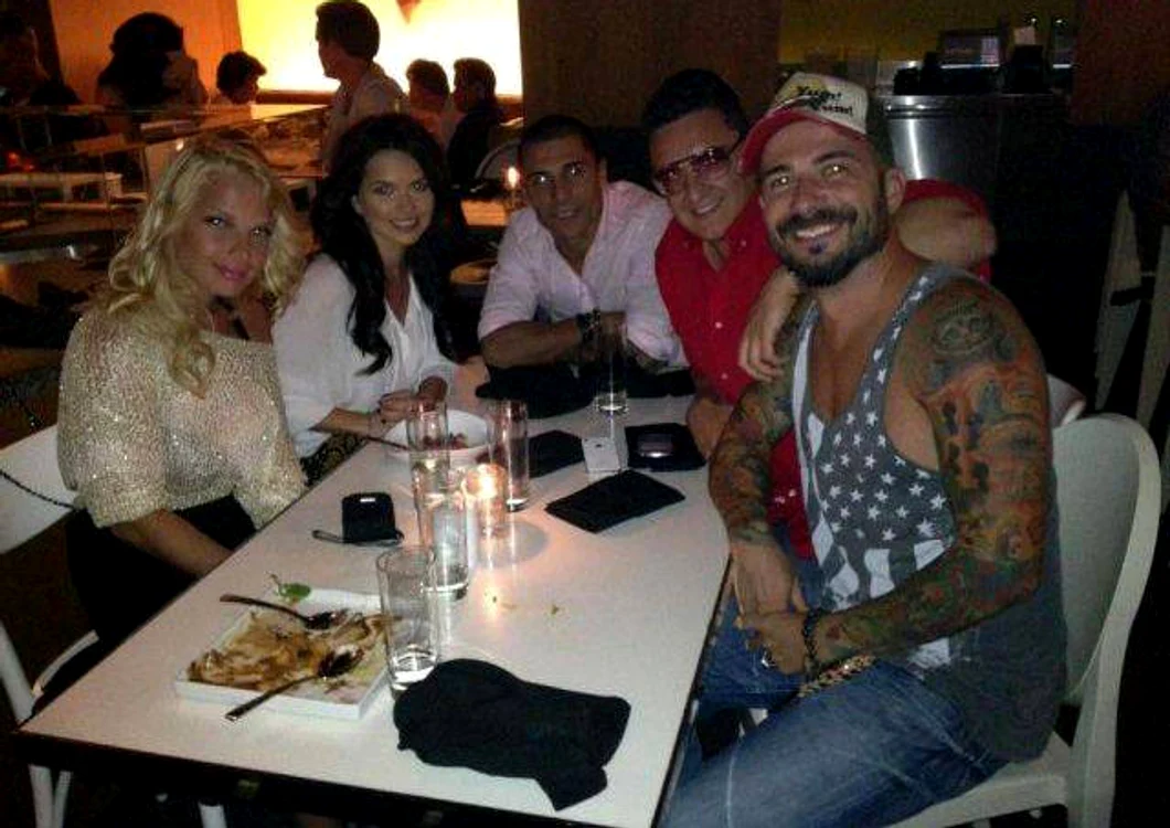 
    Inna și prietenii, la restaurant  
