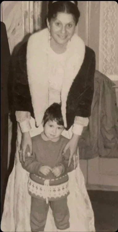 Anamaria Prodan alături de mama ei, în copilărie / Foto: Instagram
