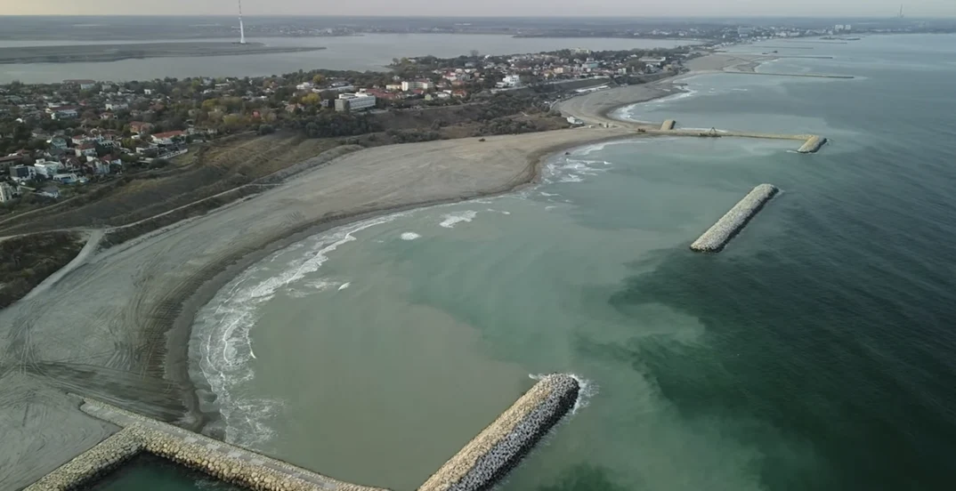 Epava misterioasa a ajuns, de la 100 de metri în larg, pe plajă Sursa foto: Youtube TROPICANA 