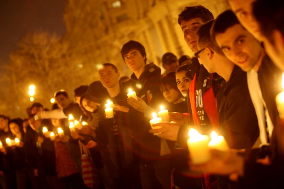
    Oamenii care susţin această iniţiativă vin în pieţele din oraş cu lumânări în mâini  