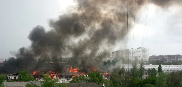 În stingerea incendiului au fost antrenaţi 65 de pompieri FOTO: unimedia.md