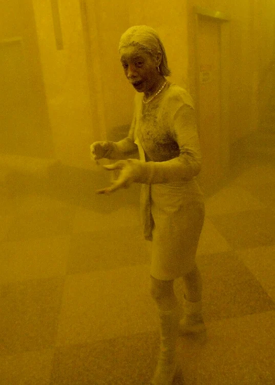
    Imaginea cu femeia acoperită de cenușă a făcut înconjurul lumii după atentatele de la 11 septembrie 2001foto: AFP  
