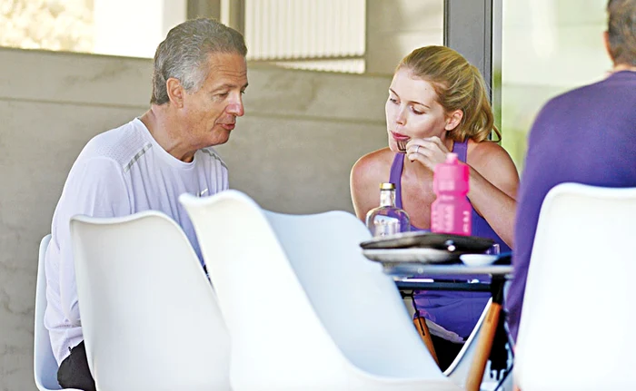 
    Kitty, împreună cu viitorul soţ, care are dublul vârstei eiFoto: Profimedia  