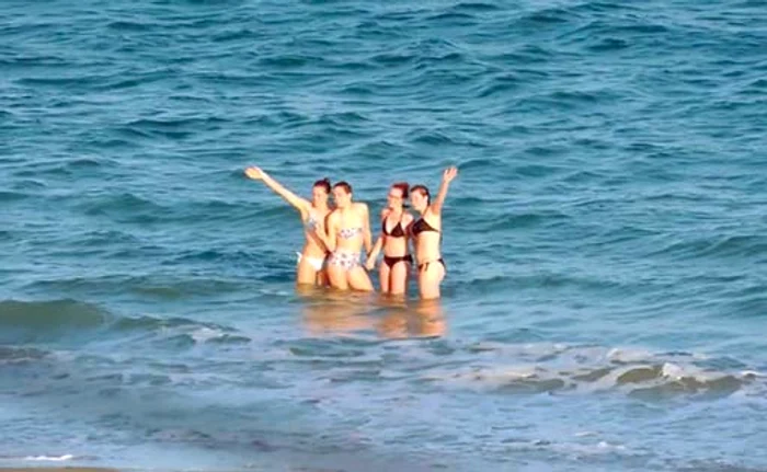 
    Patru fete  curajoase s-au  lăsat alintate  de valuriFoto: Facebook / Constanţa Pitorească  