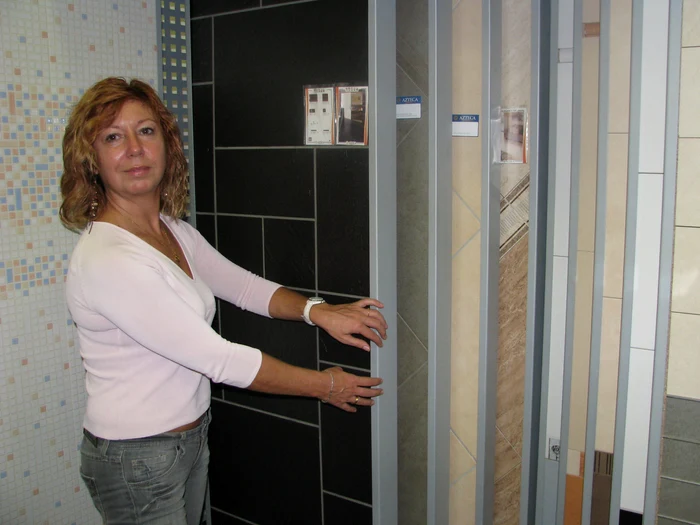 Gabriela face curat şi în depozitul de gresie al familiei de spanioli (FOTO: LAURA CHIVA)