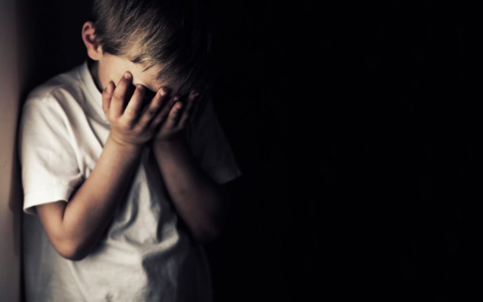 Copii trimiși la cerșit de propriii părinți. Trei adulți reținuți, 14 minori preluați de stat