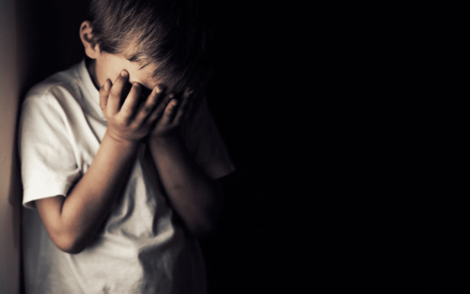 Băiat de 13 ani, bătut și înfometat de tatăl său. Bărbatul violent s-a ales cu brățară electronică