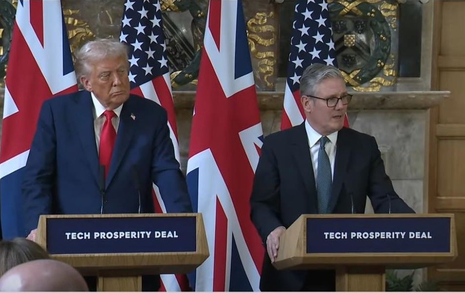 Keir Starmer a vorbit cu Trump despre reluarea urgentă a traficului în Strâmtoarea Ormuz