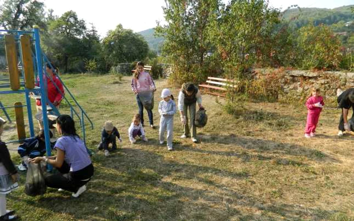Au curăţat comuna, alături de adulţi