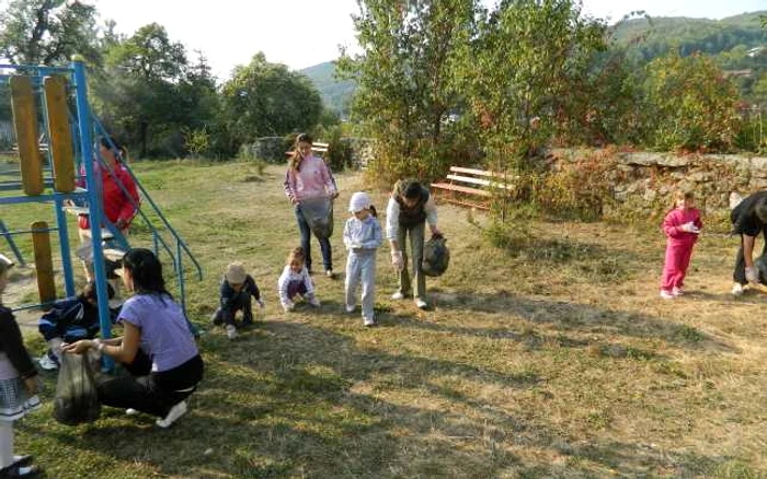 Au curăţat comuna, alături de adulţi