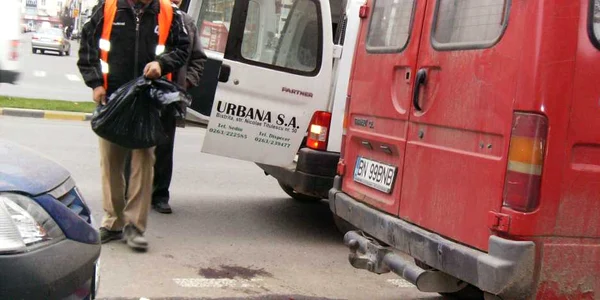 Un angajat Urbana a curăţat pata de sânge de pe asfalt