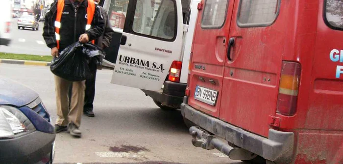 Un angajat Urbana a curăţat pata de sânge de pe asfalt