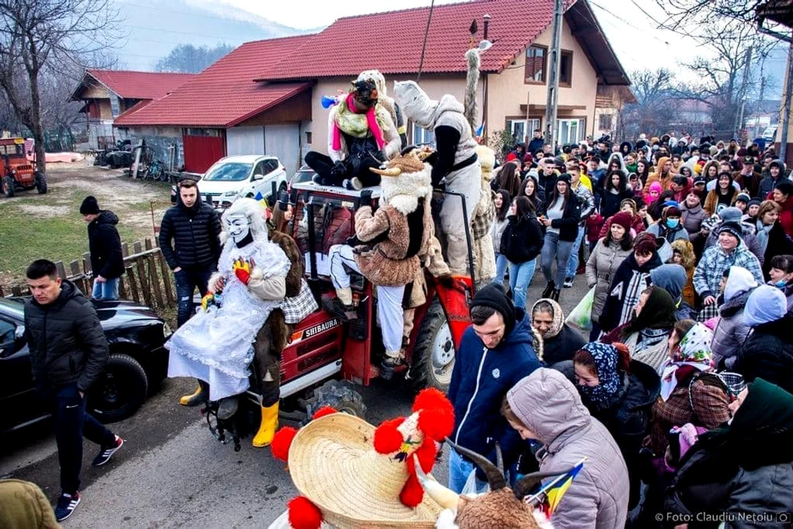Tinerii sunt atrași să revină acasă de obiceiul Piățărăilor cu Măști Foto: Claudiu Nețoiu