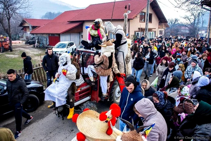 Tinerii sunt atrași să revină acasă de obiceiul Piățărăilor cu Măști Foto: Claudiu Nețoiu