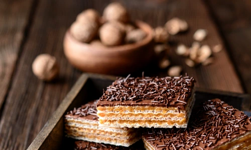 Napolitane cu caramel si glazura de ciocolata shutterstock 1486602089 jpg