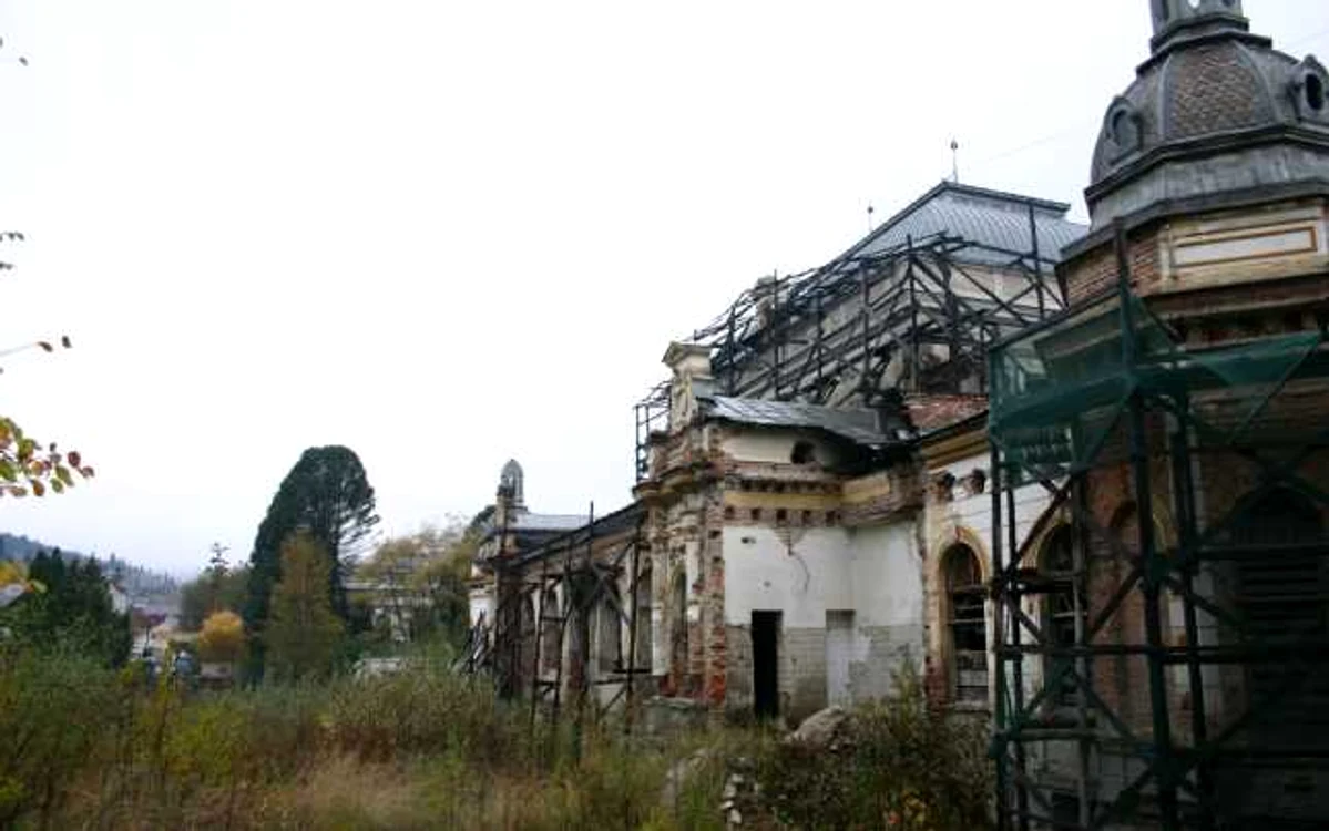 Cazinoul din Vatra Dornei a ajuns într-o stare deplorabilă. Foto: Sandrinio Neagu