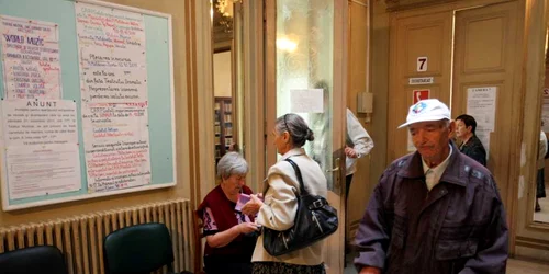 Pensionarii gălăţeni supravieţuiesc din credite, Foto: Bogdan Dimofte