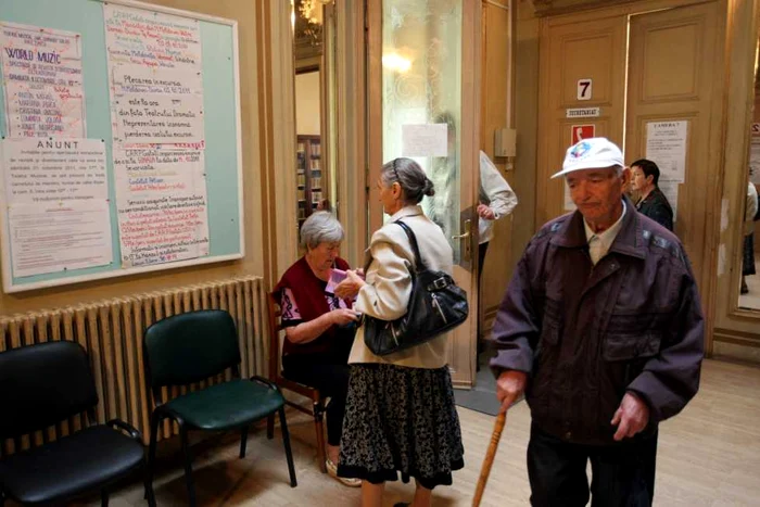 Pensionarii gălăţeni supravieţuiesc din credite, Foto: Bogdan Dimofte 