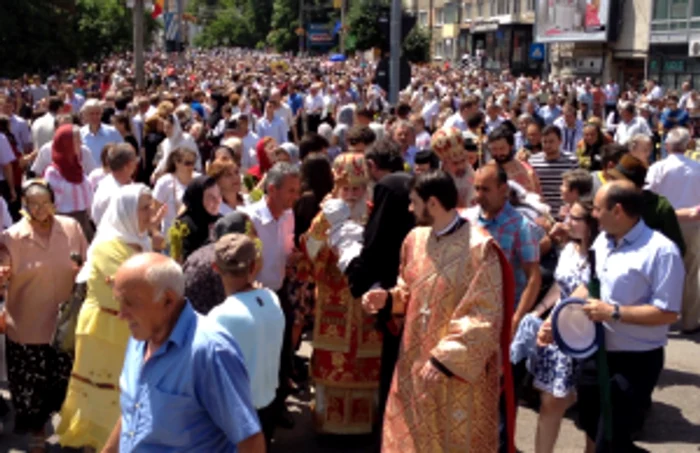 Mii de pelerini au participat la procesiunea moaştelor Sfântului Ioan cel Nou pe străzile municipiului Suceava. FOTO: Dinu ZARĂ