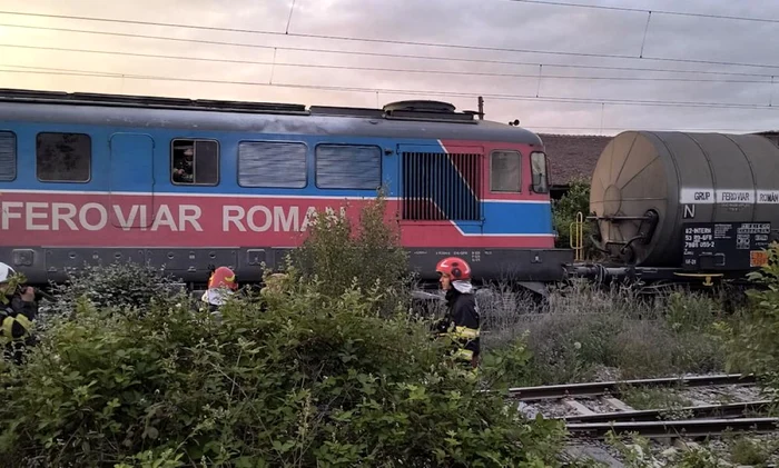 Incendiu la locomotiva unui tren care transporta țiței, în Prahova. Pompierii au intervenit de urgenţă