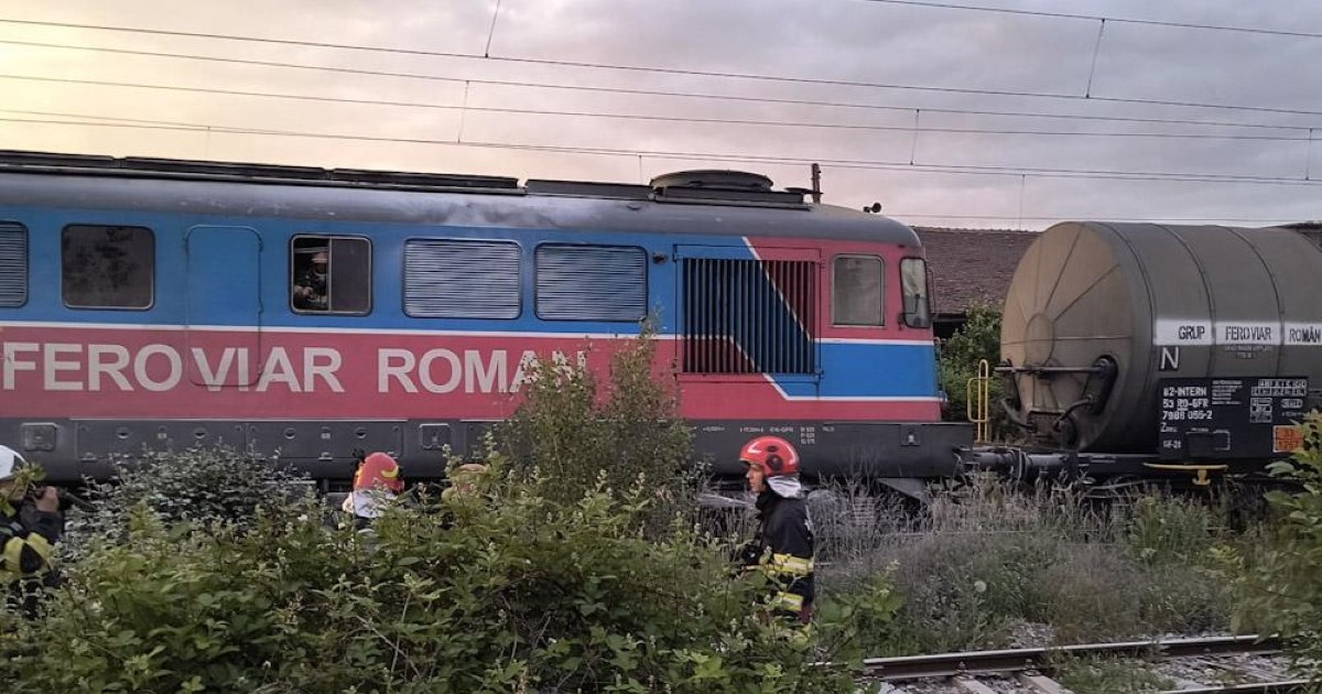 Incendiu la locomotiva unui tren cu 36 de vagoane de țiței în Prahova
