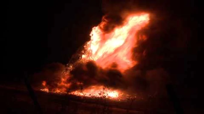 Oamenii s-au adunat pe un deal, au cântat şi au  împărţit covrigi şi dulciuri oaspeţilor