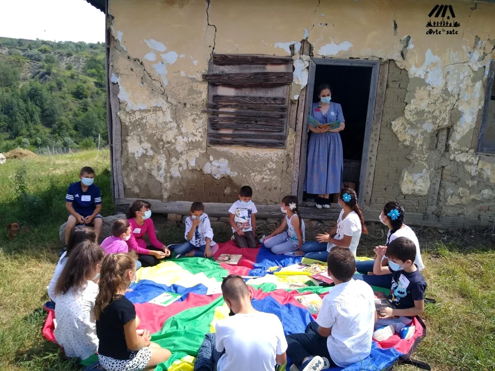 Copiii din Gura Calţiţei s-au bucurat de proiecte de lectură în aer liber FOTO: Asociaţia "Eu, tu şi ei"