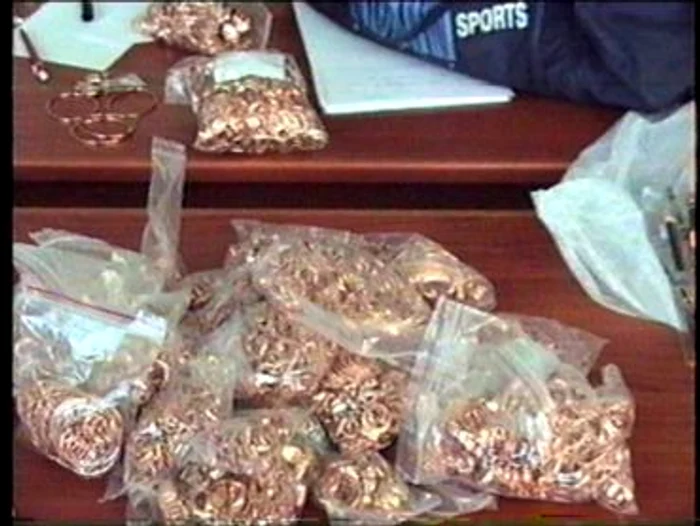 
    Bijuteriile erau ascunse în bucăţi de brânză  