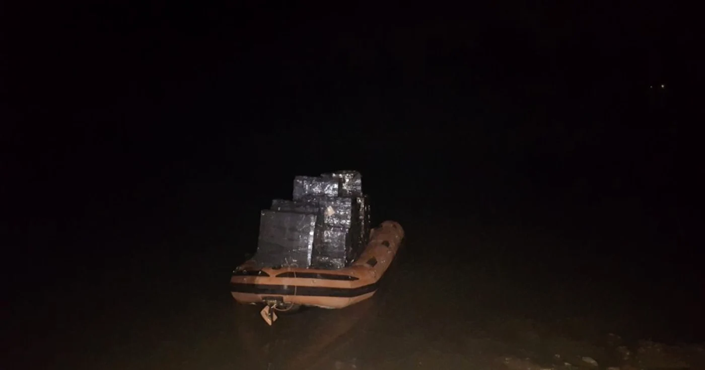 barca cu tigari de contrabanda FOTO STPF Mehedinti 