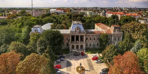 calarasi palatul prefecturii in stare avansata de degradare foto facebook/cjc