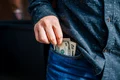 bani buzunar istock jpg