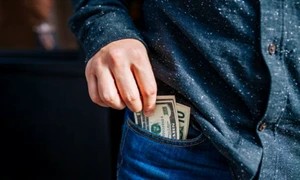 bani buzunar istock jpg