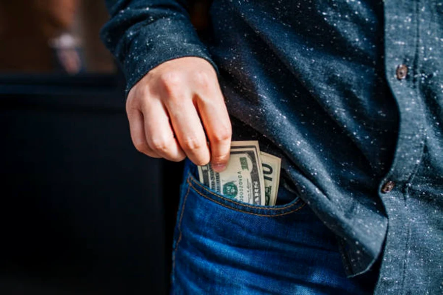 Salariile cresc pe hârtie, dar românii își permit tot mai puțin. Unde se duc banii unei familii