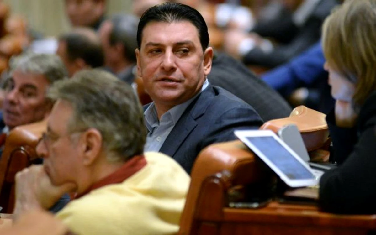 
    Deputații Nicolae Păun și Măsălin Voicu, acuzați de procurorii DNA de trafic de influenţă, fals în declaraţii, deturnare de fonduri, spălare de banifoto: Mediafax  