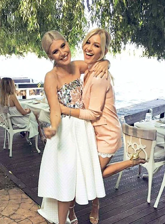 Sore (stânga), alături de buna ei prietenă, Alina Eremia, cu care acum s-a și înrudit