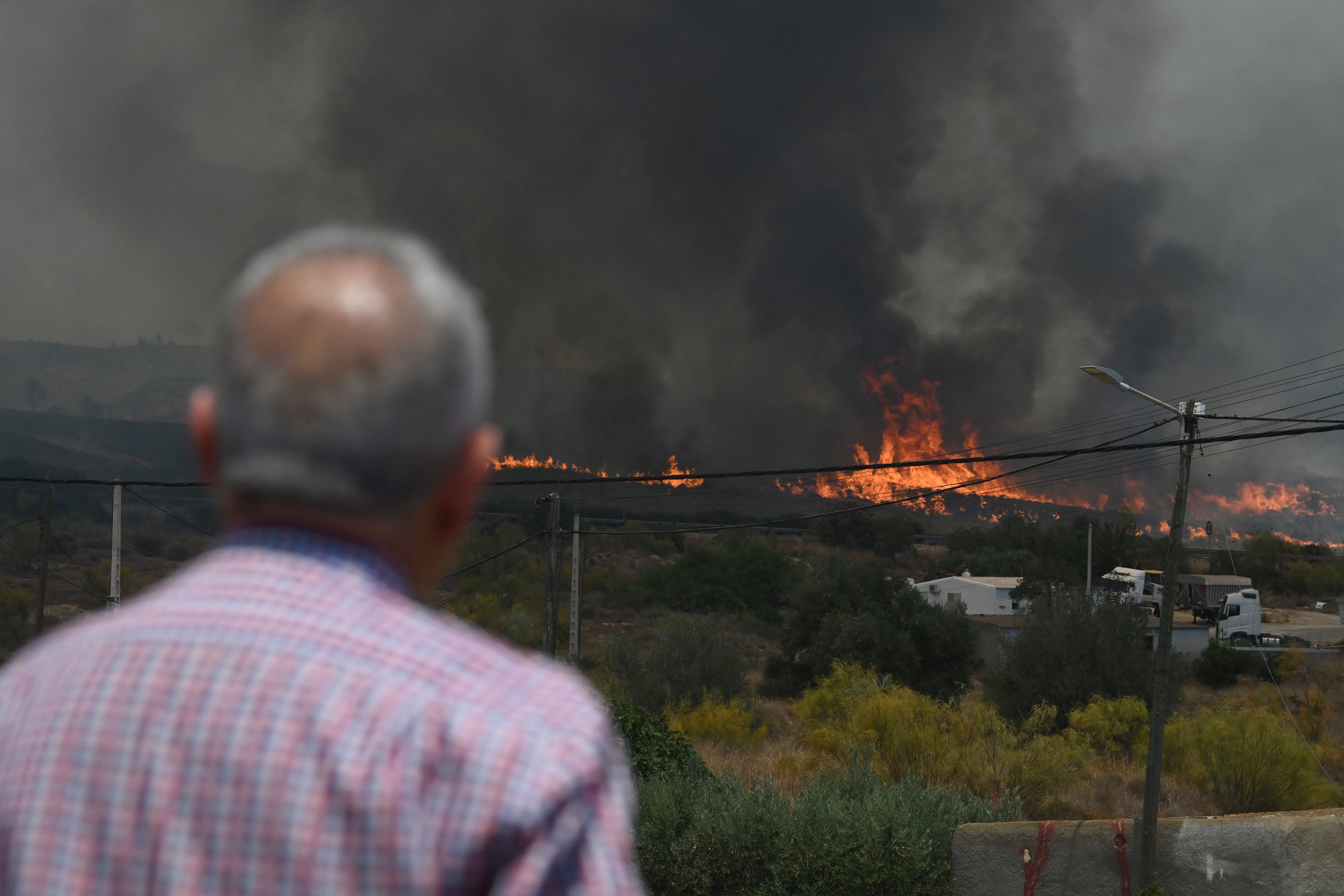  Flăcări în apropierea unei case din provincia Almería, Spania FOTO AFP 