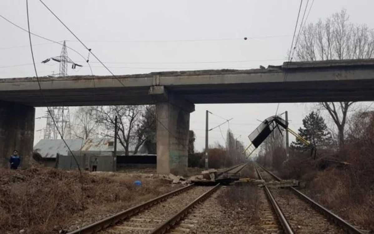 Balustrada podului rutier a căzut peste calea ferată